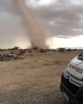 Une impressionnante tornade de poussière filmée en Argentine