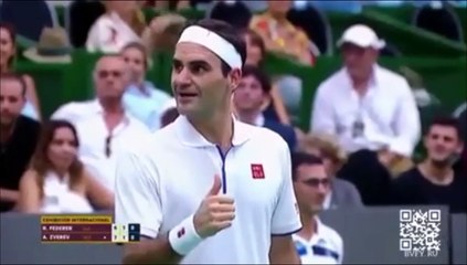 Quand Federer pose en plein match pour la photo d'un spectateur