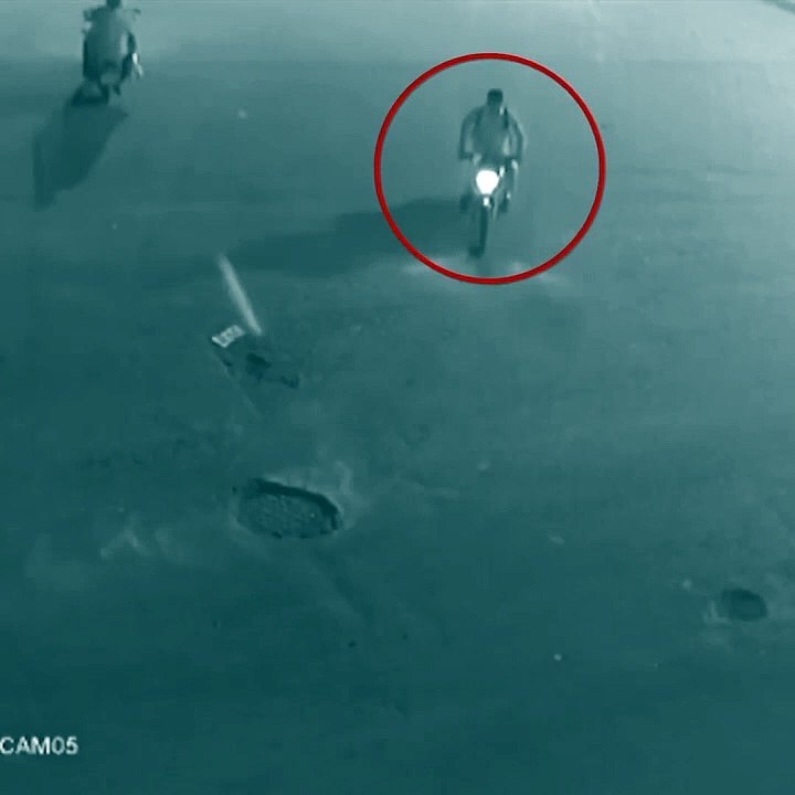 Cet homme en scooter va avoir beaucoup de chance