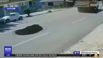[이 시각 세계] 브라질 도로에 '싱크홀'…주행 차량 '곤두박질'