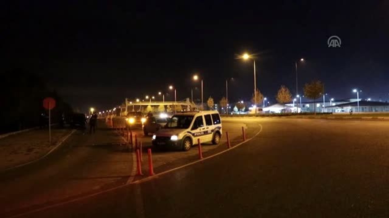 Tutuklanan zanlı, cezaevi kapısından elleri kelepçeli halde kaçtı
