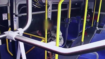 El conductor del bus muere al volante y desata el pánico entre los pasajeros