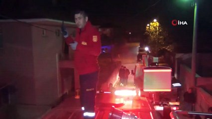 Tek katlı evde çıkan yangında mahsur kalan aile kurtarıldı