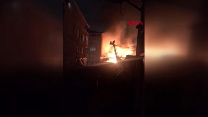 Beyoğlu'nda iki binanın çatısı alev alev yandı