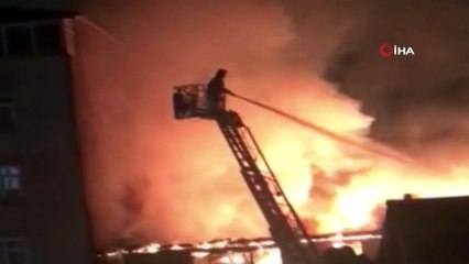Beyoğlu’nda iki binanın çatısı alev alev yandı