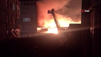 Beyoğlu'nda iki binanın çatısı alev alev yandı