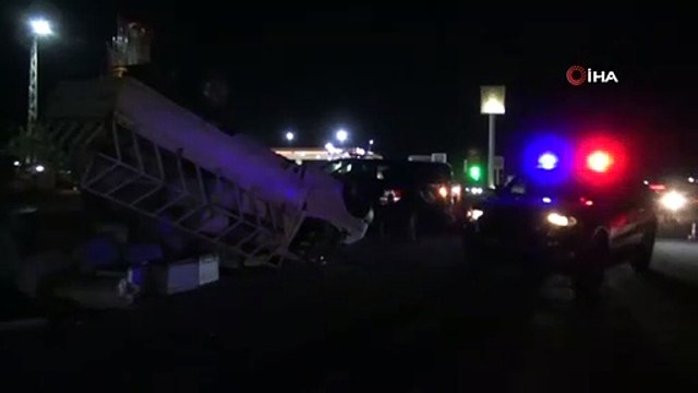 Arı kovanı yüklü kamyonet kaza yaptı, arıcılar yardım için seferber oldu