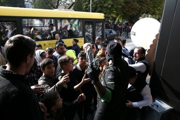 Ünlü şarkıcıyla açılış yaptı, 3 bin et dürüm 1 saatte tükendi