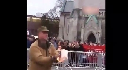 Kur'an yakmak isteyen adama haddini bildire Filistinli!