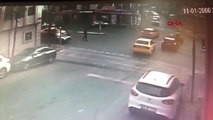 Şişli'de yasak yola giren taksicinin motosikletliye çarptığı kaza kamerada