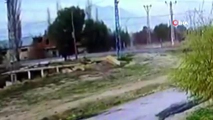 Minibüsün kanala düştüğü kaza kamerada..3 yaralı