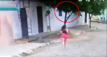 Yarı çıplak adam aldattığı karısına ağaç tepesinde yakalandı