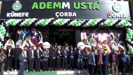 Ünlü şarkıcıyla açılış yaptı, 3 bin et dürüm 1 saatte tükendi