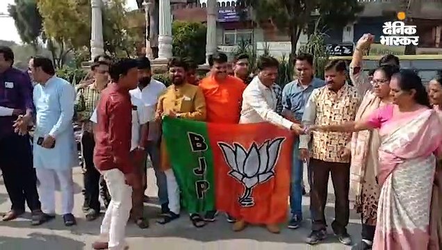 महाराष्ट्र में फडणवीस के दोबारा मुख्यमंत्री बनते ही सड़कों पर उतरे भाजपाई, आतिशबाजी कर मिठाई बांटी