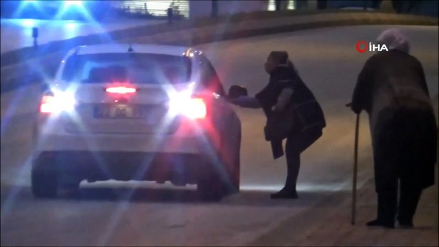 Yolu Trafiğe Kapatıp Böyle Dilendiler... Ben Torunlarımı Böyle Okutuyorum