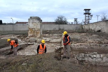 Osmanlı camisinin toprak altındaki kalıntılarını mahkumlar gün yüzüne çıkarıyor