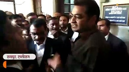 गेट पर ताला देख भड़के वकील