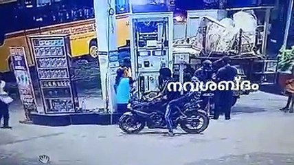 #കോവളം, പെട്രോൾ പമ്പിൽ നിന്നും ഇന്ധനം നിറച്ചു സ്റ്റാർട്ടു ചെയ്ത ബൈക്കിനു തീ പിടിച്ചു, യാത്രക്കാർ പരുകേൽക്കാതെ രക്ഷപ്പെട്ടു,,