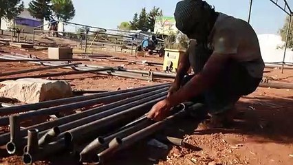 "حداد المخيمات" يصنع مأوى للنازحين في شمال غرب سوريا