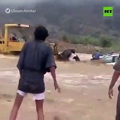 Vídeo viral: Este valiente rescata con un buldózer a tres personas de una inundación