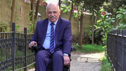 Tekerlekli sandalyesi ile 22 yıldır öğretmenlik yapıyor