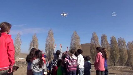 Köy çocuklarının ilk kez gördükleri drone karşısındaki sevinci gülümsetti