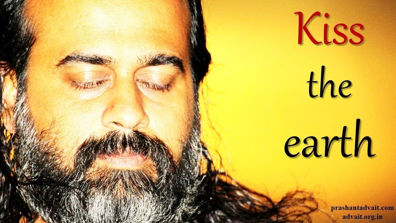 Acharya Prashant: Before you look up to the heavens, learn to kiss the earth