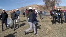 Vali Çetin Oktay Kaldırım daha temiz bir 'Hazar gölü' için çöp topladı