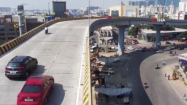 - Hindistan Feci Kaza: 1 Ölü, 6 Yaralı- Otomobil Üst Geçitten Uçtu