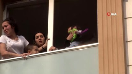 Esenyurt'ta 4 katlı binanın elektrik panosundan yangın çıktı, ekipler mahsur kalan çocukları böyle...