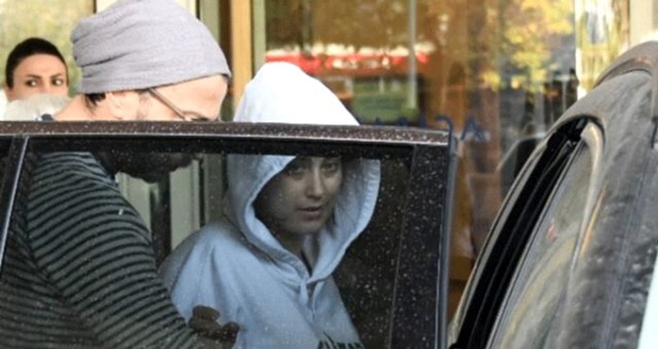 Doğum yapan Hazal Kaya hastane çıkışı görüntülendi