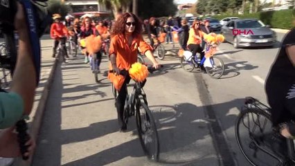 Mersin'de kadınlar şiddete karşı yürüdü