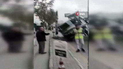 Çekici lüks aracı kaldırmaya çalışırken yan yattı