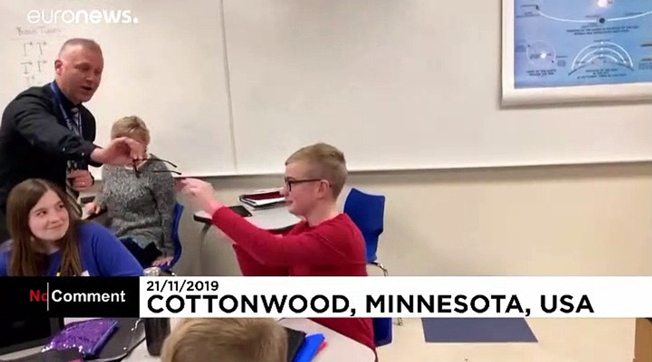 Είδε τα χρώματα για πρώτη φορά στη ζωή του με ειδικά γυαλιά!