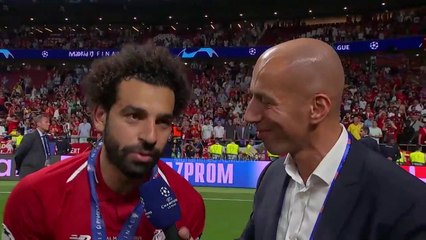 حاولت تقبيل محمد صلاح لكن شاهد ماذا فعل صلاح
