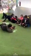 Blague : il glisse une pièce dans la "fente" de cet homme assis