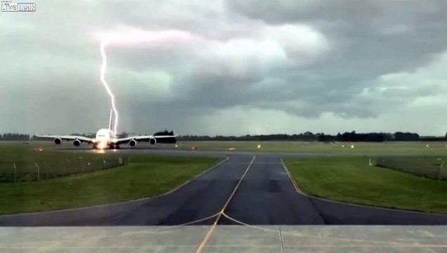 Cet avion A380 échappe à un éclair sur la piste d'atterrissage !