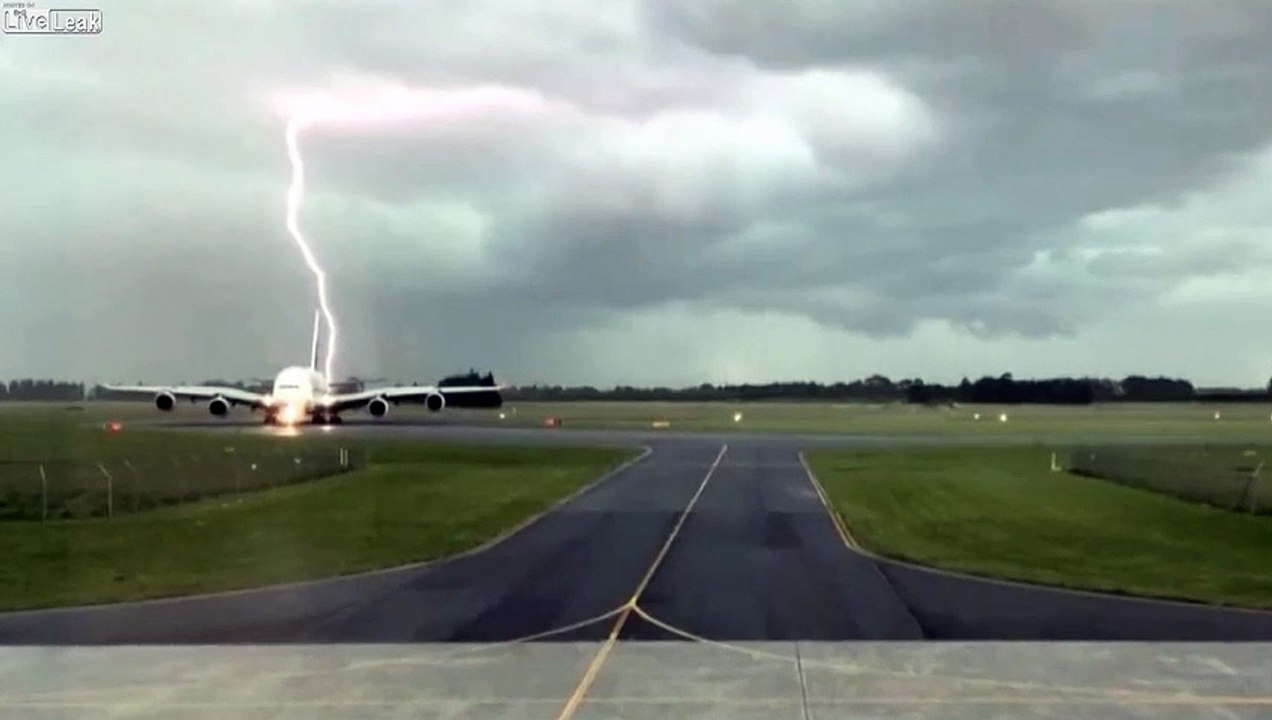 Cet avion A380 échappe à un éclair sur la piste d'atterrissage !