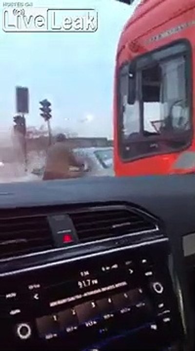 Embrouille sur la route : le chauffeur sort l'extincteur pour calmer l'autre !