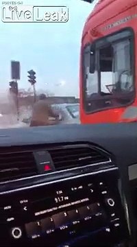 Embrouille sur la route : le chauffeur sort l'extincteur pour calmer l'autre !