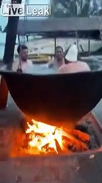 Bain d'eau bouillante au-dessus d'un feu de bois !