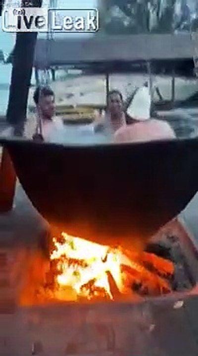Bain d'eau bouillante au-dessus d'un feu de bois !