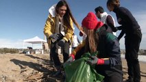 Ona Carbonell, Martina Klein y Garazi Sánchez  participan en la limpieza de playas de ISDIN