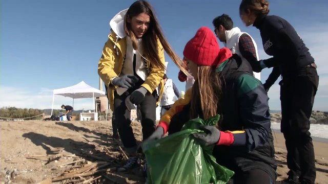 Ona Carbonell, Martina Klein y Garazi Sánchez participan en la limpieza de playas de ISDIN