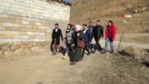 Yüksekova'da öğretmenler 15 kilometre yürüyerek velileri evlerinde ziyaret ediyor