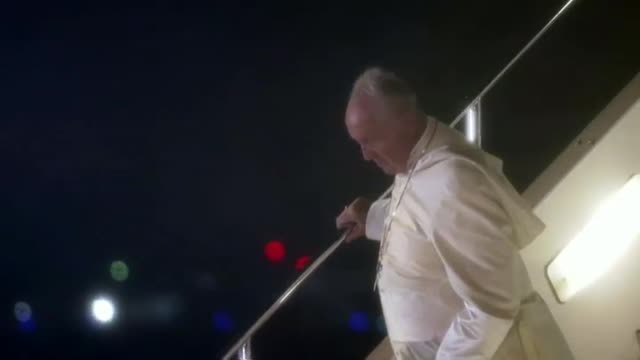 El papa aterriza en Tokio en mitad de un temporal de viento y lluvia