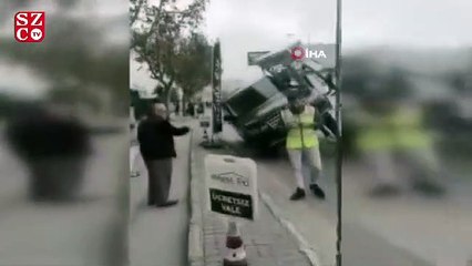 Çekici lüks aracı kaldırmaya çalışırken yan yattı