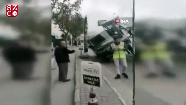 Çekici lüks aracı kaldırmaya çalışırken yan yattı