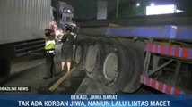 Truk Pembawa Batang Besi Baja Terguling di Bekasi