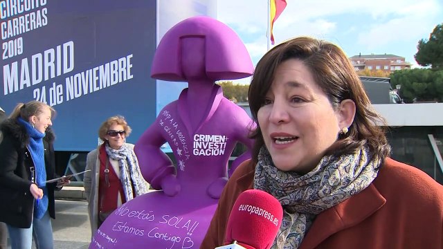 Colocan una menina contra la violencia de género en Madrid